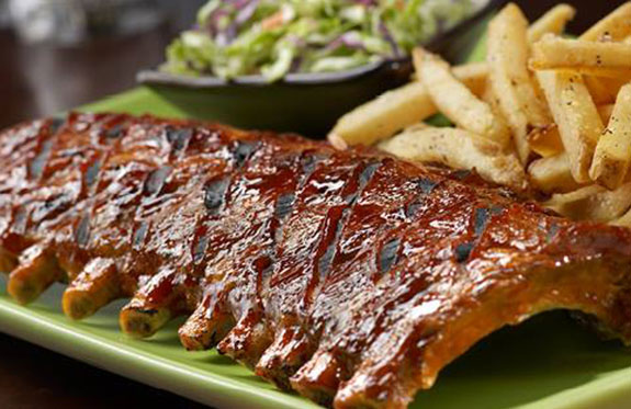 restaurants nearby the Orlando Airport seriving dishes like ribs and fries